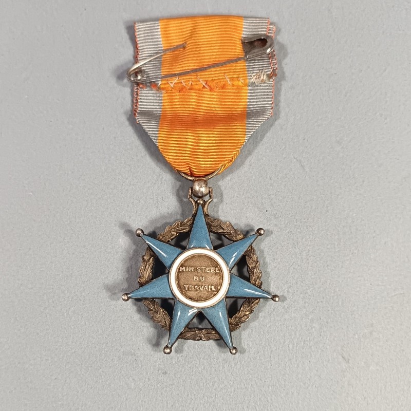 MEDAILLE OU CROIX DE CHEVALIER DE L'ORDRE NATIONAL DU MERITE SOCIAL FABRICATION EN ARGENT 1936-1963